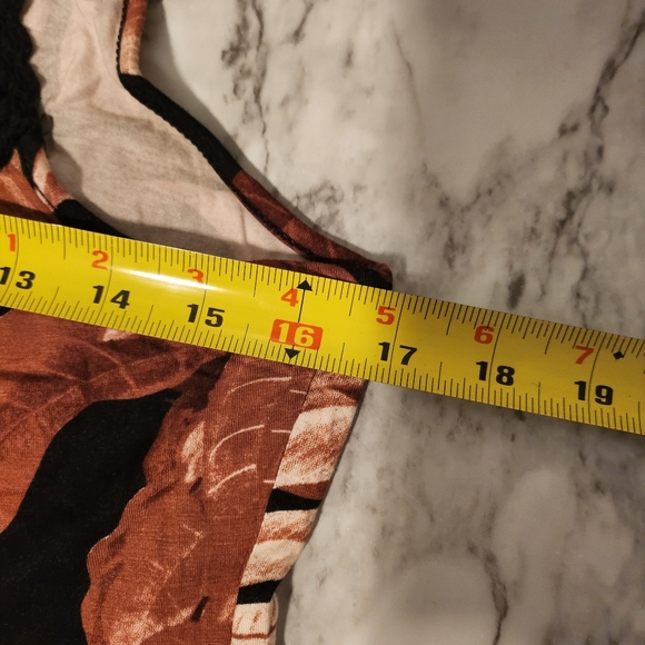 Le Chateau leaf print high crochet neck sleeveless blouse sz S - Picture 6 of 7